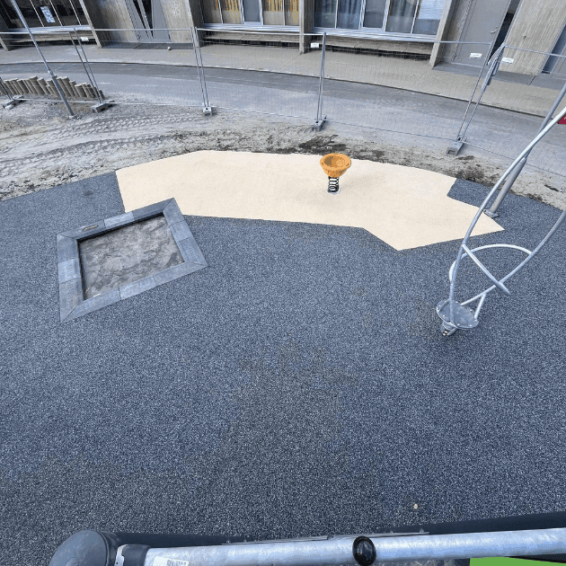 EPDM gumos dangos liejimo darbai vaikų aikštelėje – ruošiama ir formuojama danga aplink įrenginius