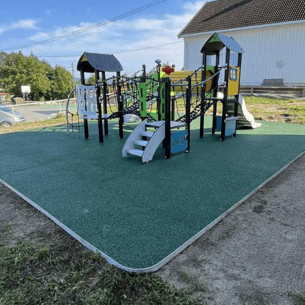 Įrengta vaikų žaidimų aikštelė su liejama EPDM gumos danga ir moderniais žaidimų įrenginiais.