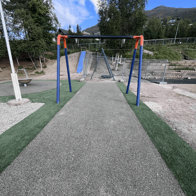 Vaikų žaidimų aikštelė su liejama EPDM gumos danga ir įrengtomis sūpynėmis - procesas